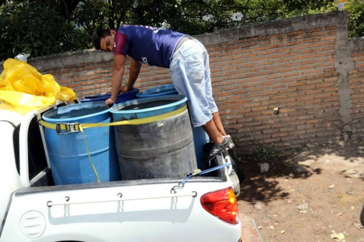 En algunos pozos solo venden agua por barril y no a cisternas. Foto: Jimmy Argueta / EL HERALDO.