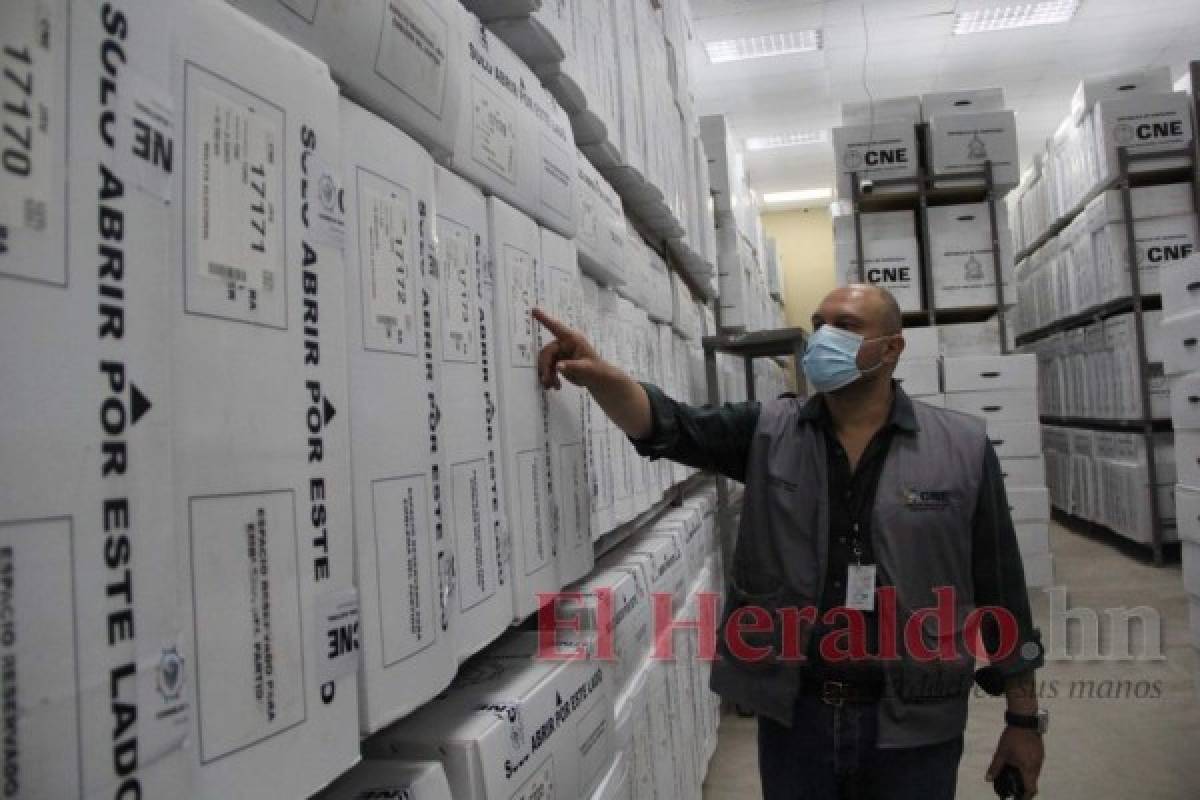 Así avanza el proceso de preparación de maletas electorales en el Centro Logístico Electoral (Fotos)