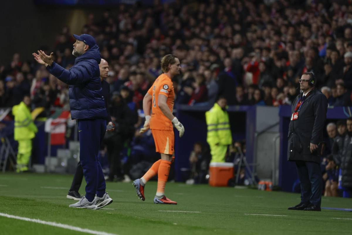 Comete errores en partido de Champions League y el técnico lo saca al siguiente minuto
