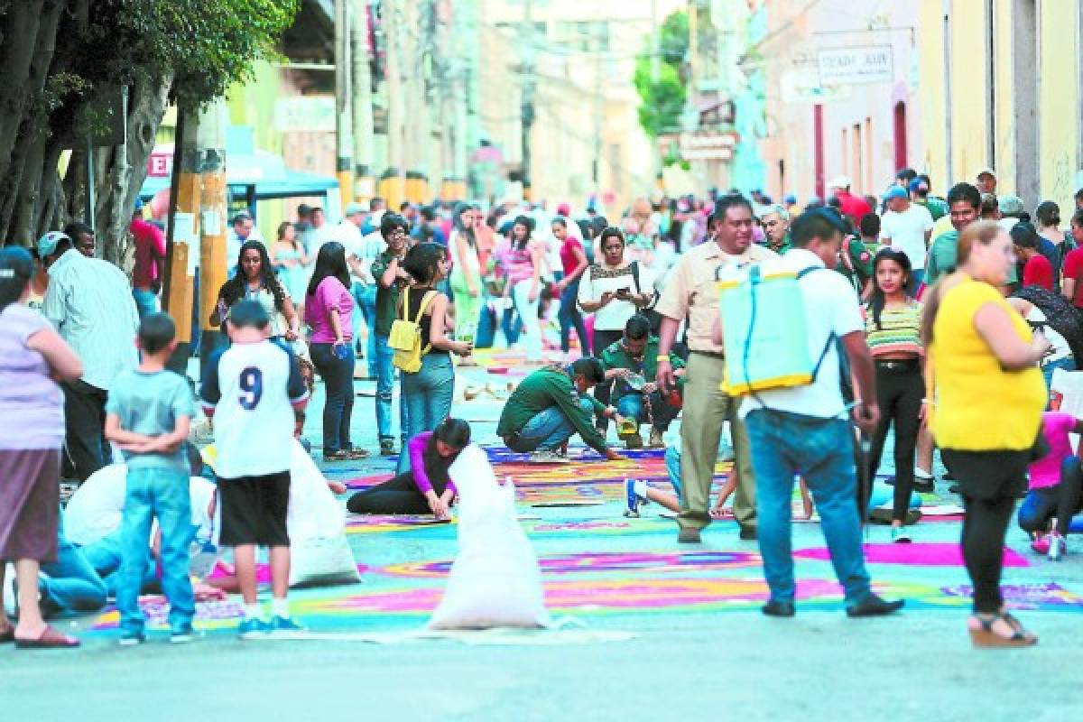 Honduras: Con alfombras de fe y devoción abrigan el Santo Entierro