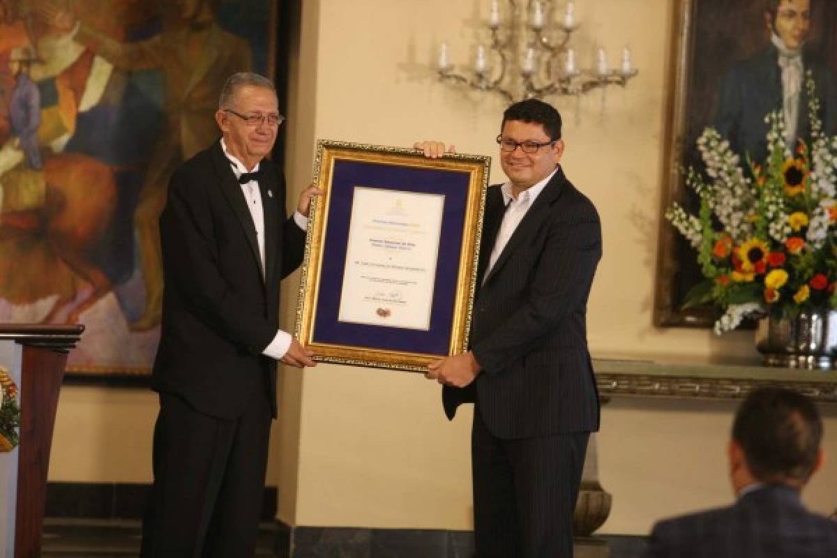 Entregan premios nacionales de Ciencia, literatura y Arte