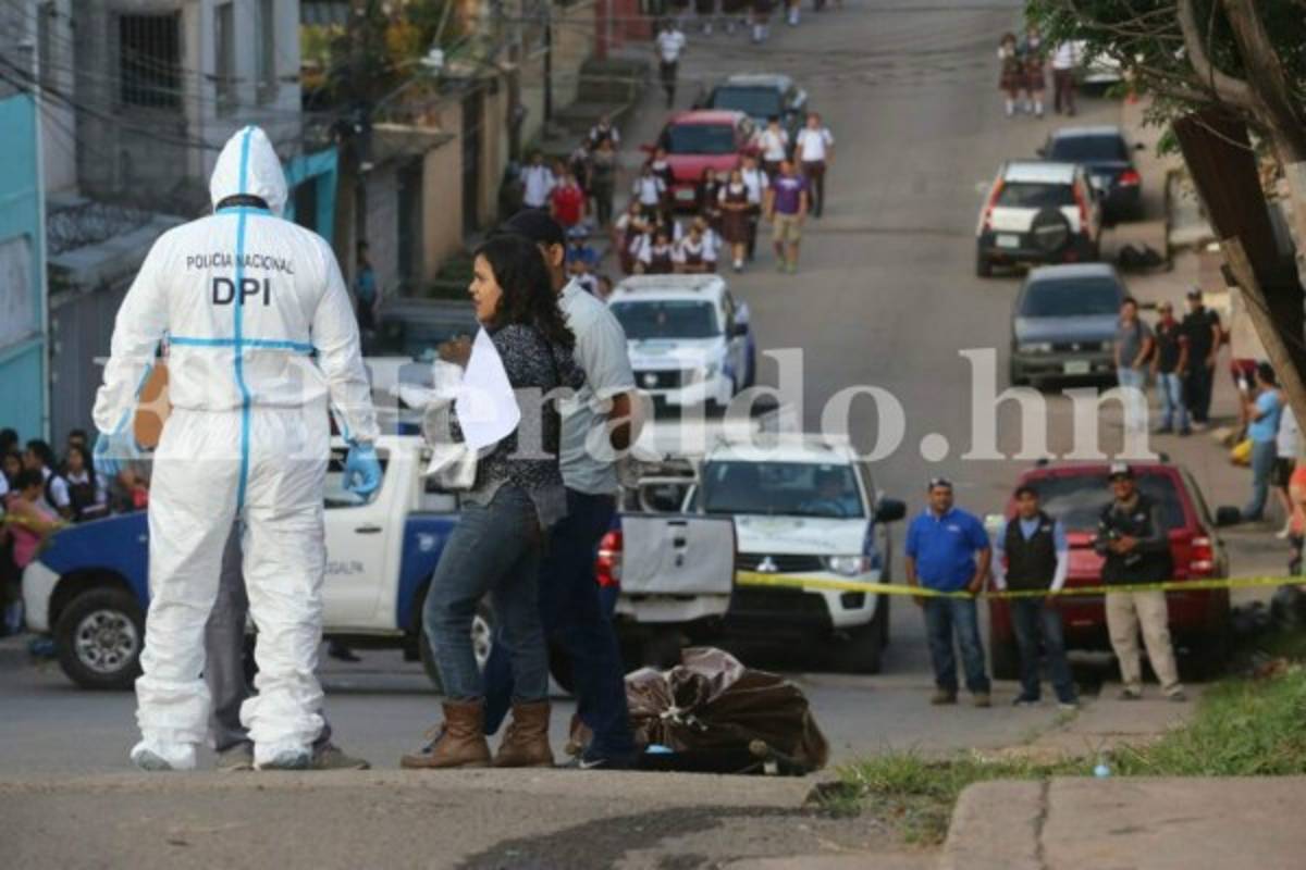 Dejan otro cuerpo ensabanado cerca de un colegio de la capital de Honduras