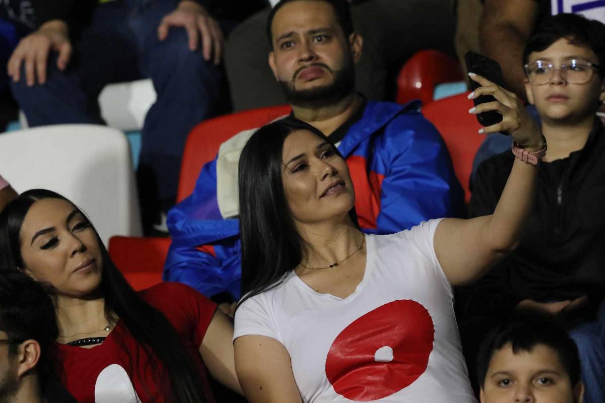 El Nacional se llena de lindas chicas en semifinal de Olimpia ante Olancho FC