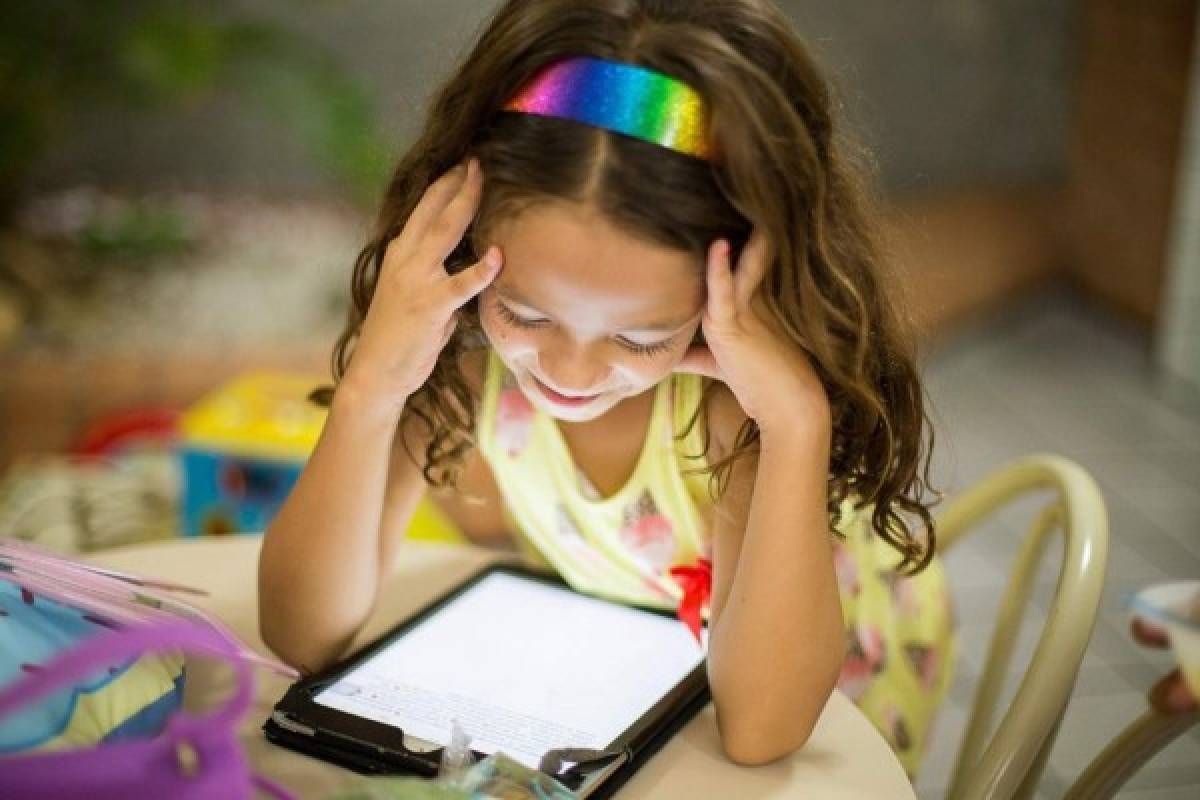 El internet supone riesgos para sus hijos; debe protegerlos