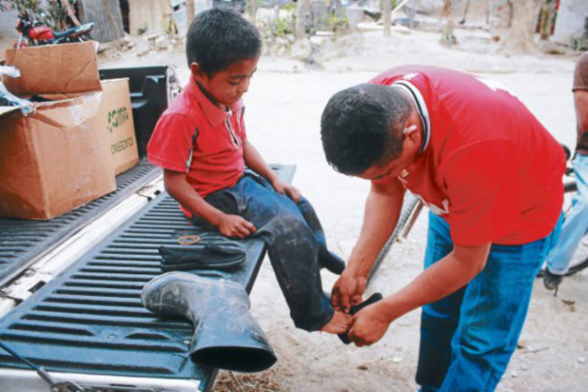 Soli-Diario calza y equipa con útiles a niños de El Rodeo