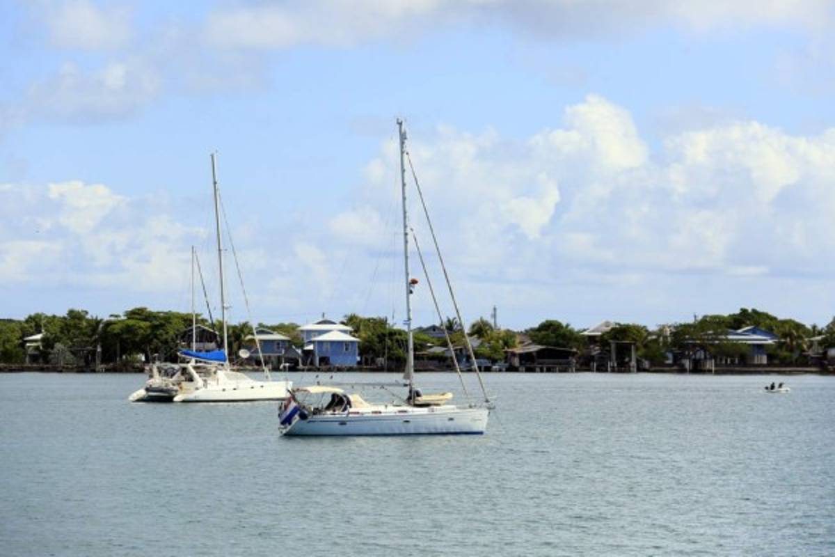 Sacan las botellas del mar en Utila y las usan para asfaltar sus calles