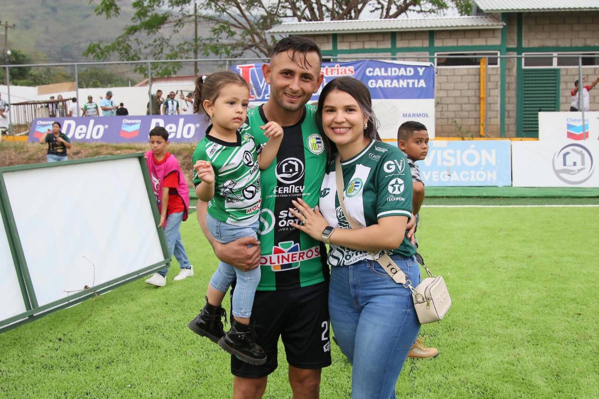 Beso romántico y lágrimas de emoción: Juticalpa celebró la permanencia en Liga Nacional