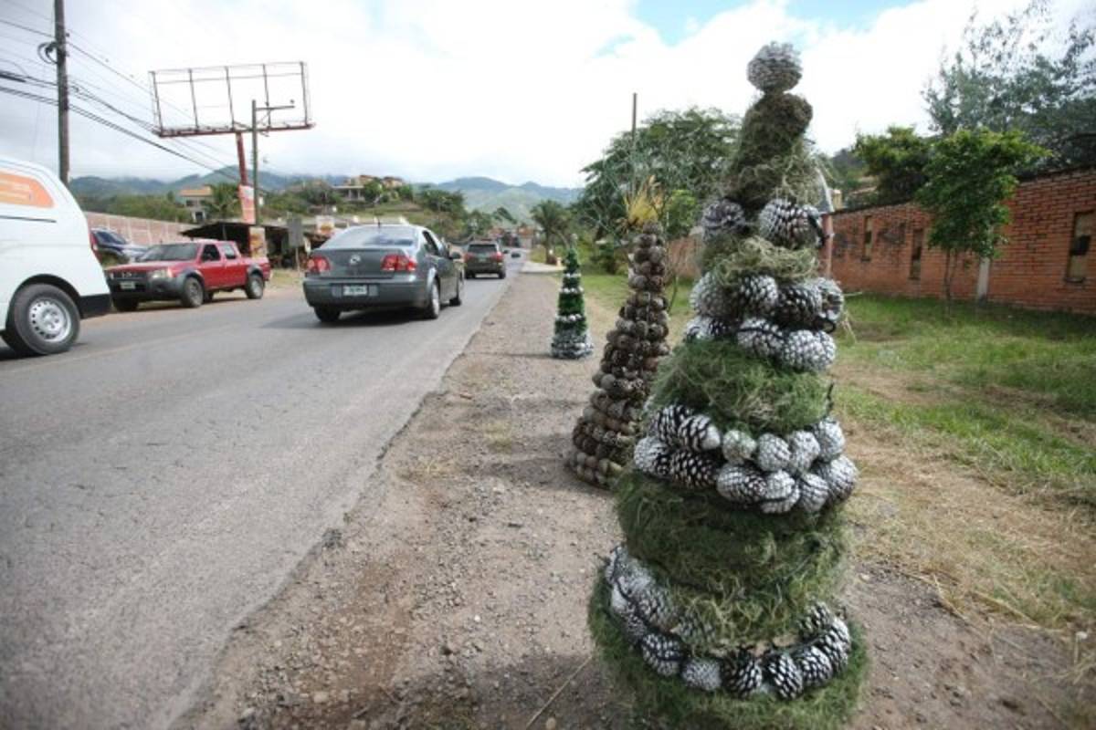 Auge comercial de adornos navideños en las salidas de Tegucigalpa