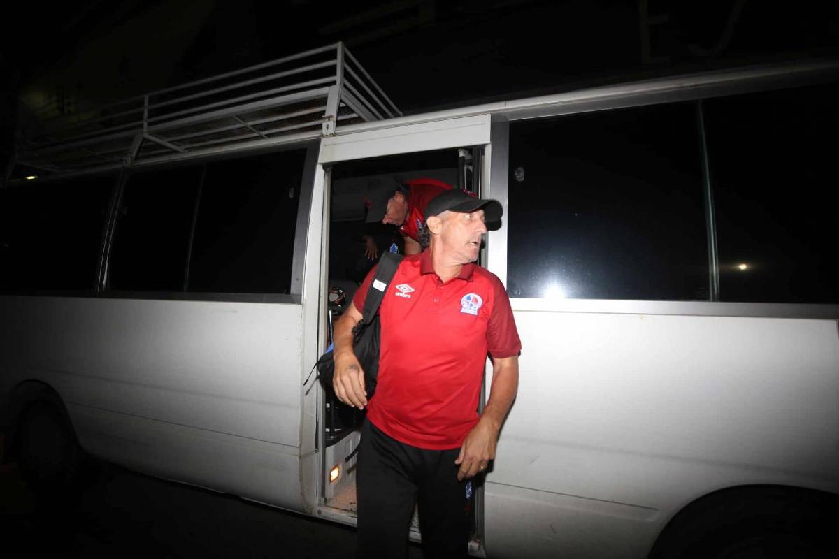 En fotos: Ambientazo de los azules, disturbios y sonrisa de Auzmendi previo al Motagua vs Olimpia