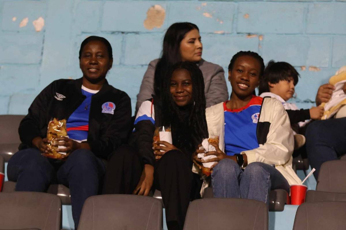 El Nacional se llena de lindas chicas en semifinal de Olimpia ante Olancho FC