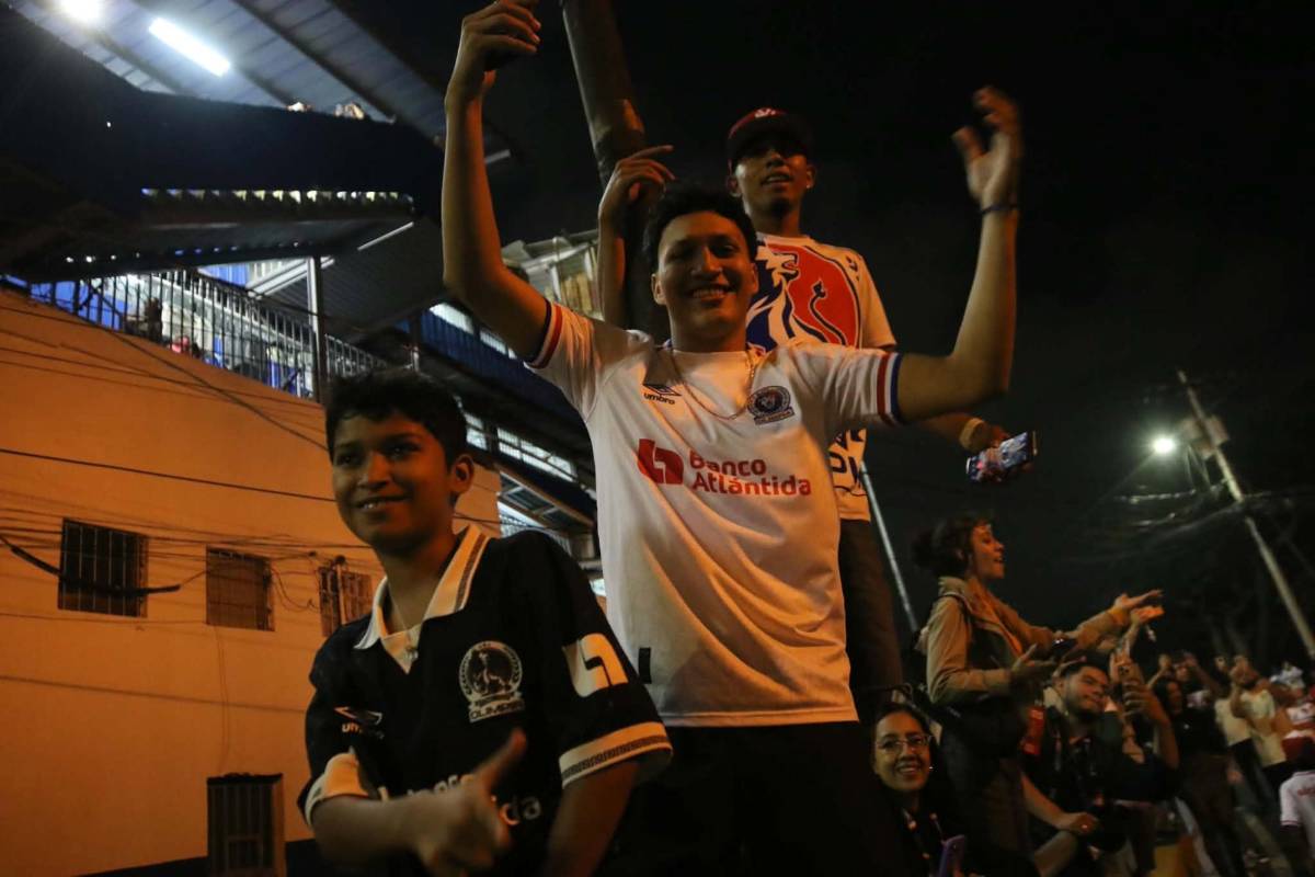 Enmascarado sorprende y lo que hizo linda chica: Llegada de la Ultra al Olimpia vs Cartaginés