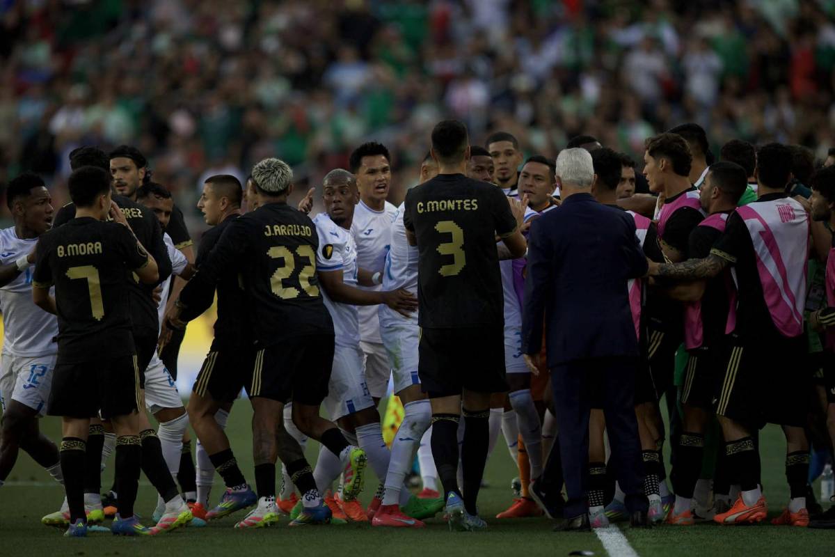 En fotos: Así fue la pelea entre jugadores de Honduras y México en la semifinal de Copa Oro