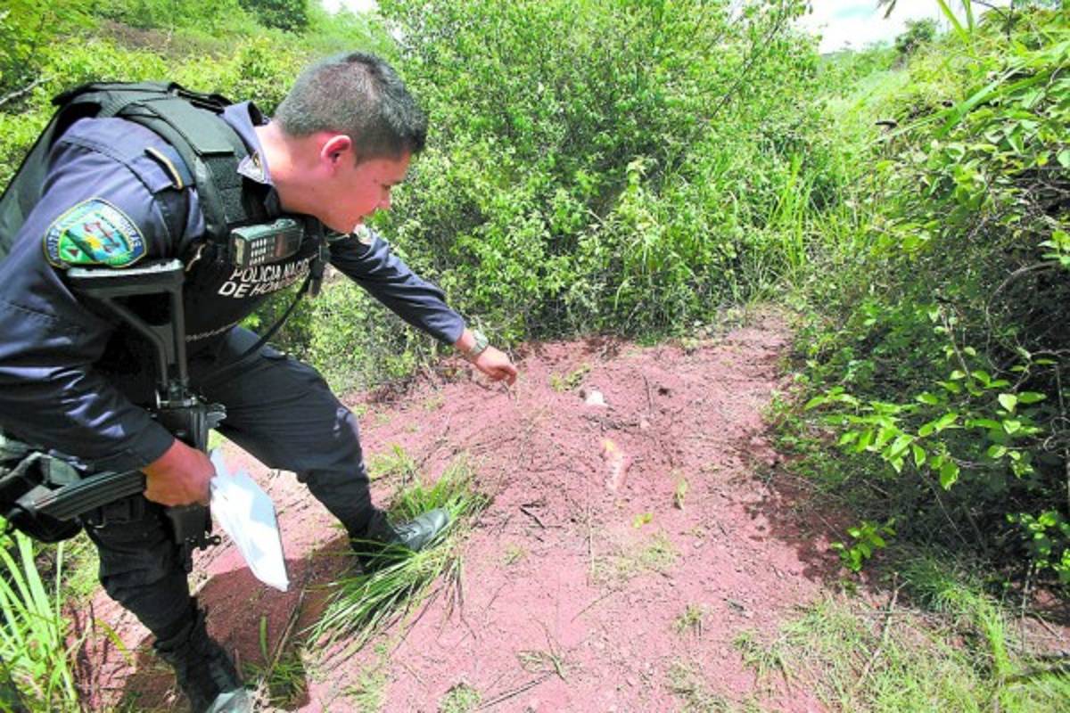 Hallan cadáver en tumba clandestina