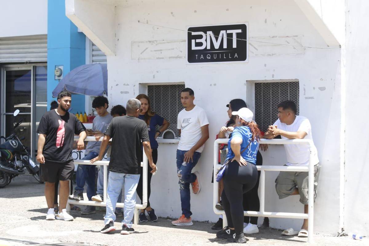 Famoso con seguridad privada y aficionados llegan al estadio para apoyar a tiktokers hondureños