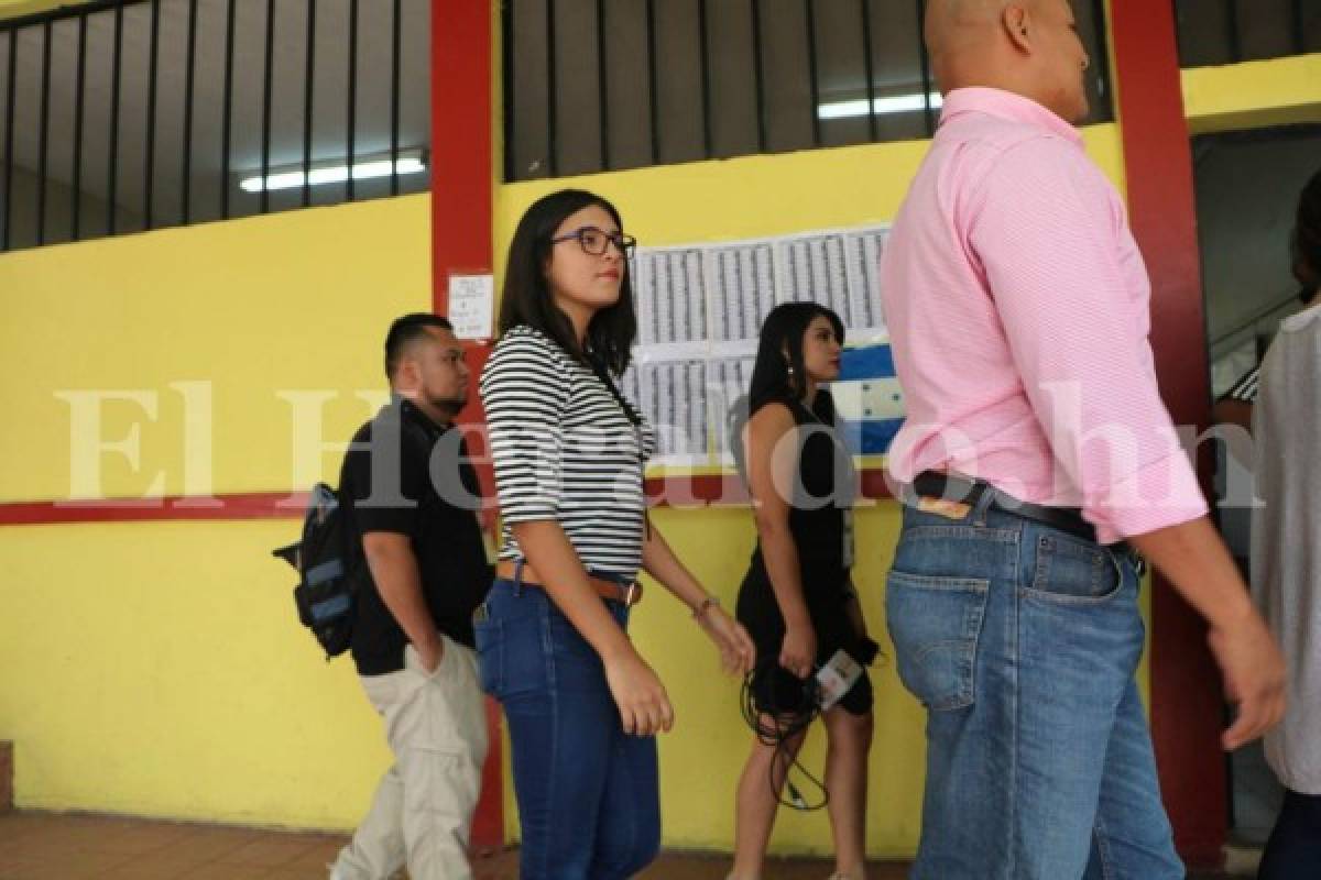Hermosa hija de Rasel Tomé se roba las miradas en el centro electoral donde votó su padre