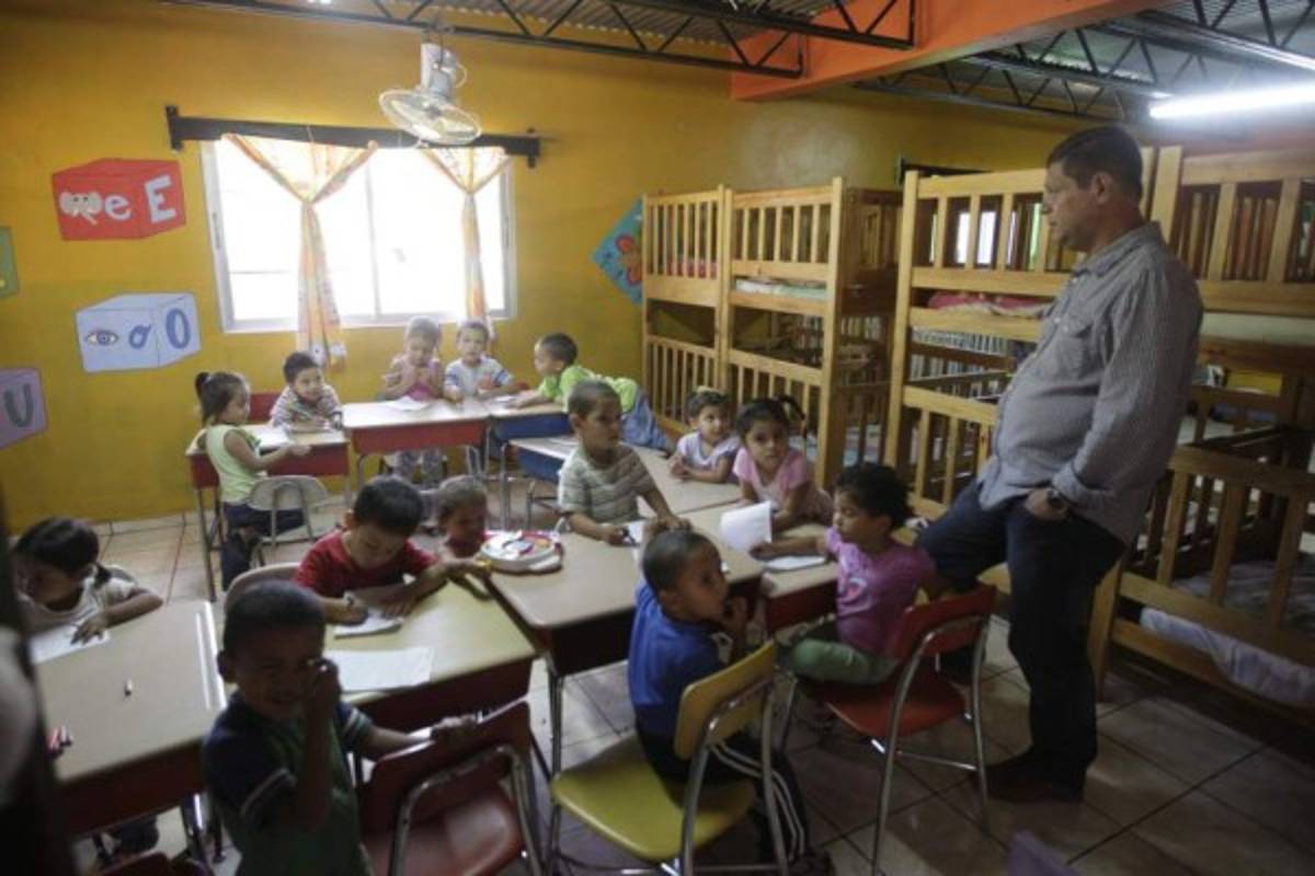 El hondureño del año: Jeony Ordóñez, el pastor que rescata a los niños del basurero para llevarlos a la universidad