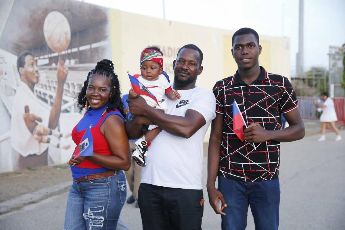 Bellas hondureñas en Curazao, políticos sorprenden en partido eliminatoria ante Haití