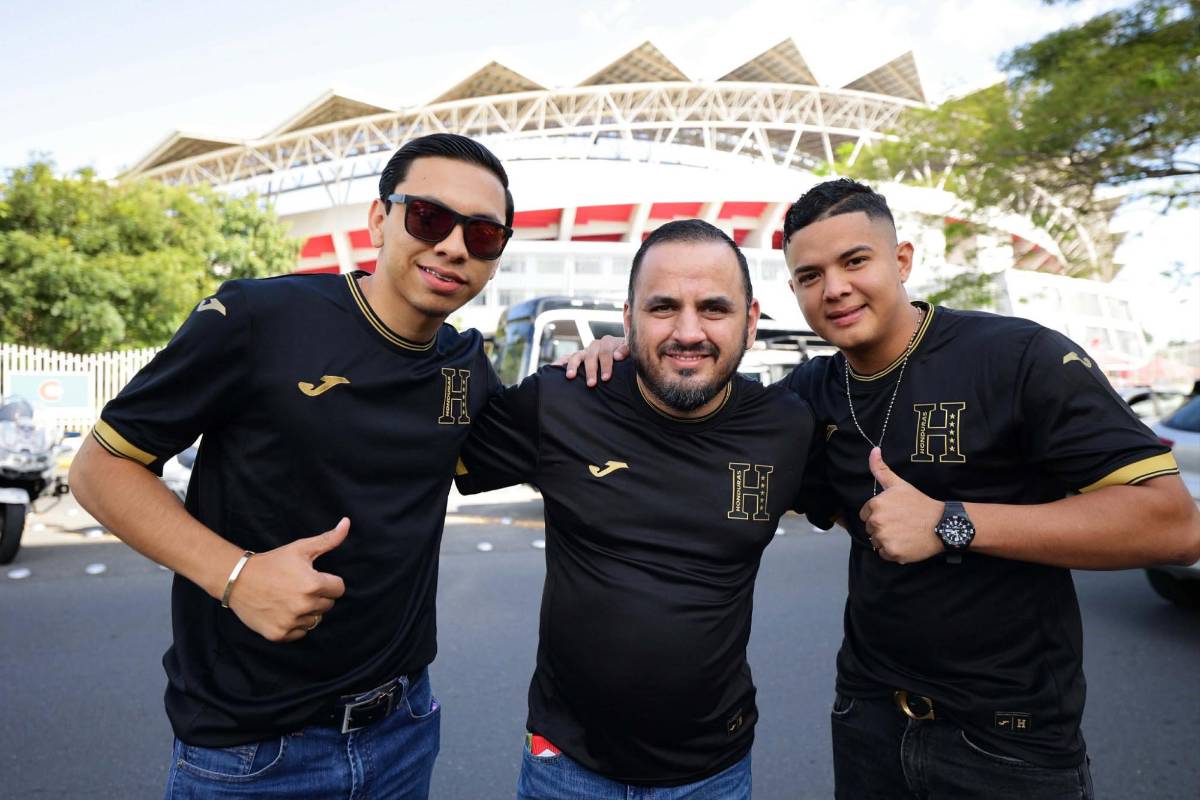 Linda chica y el pollo son la sensación: Ambiente previo al Costa Rica vs Honduras