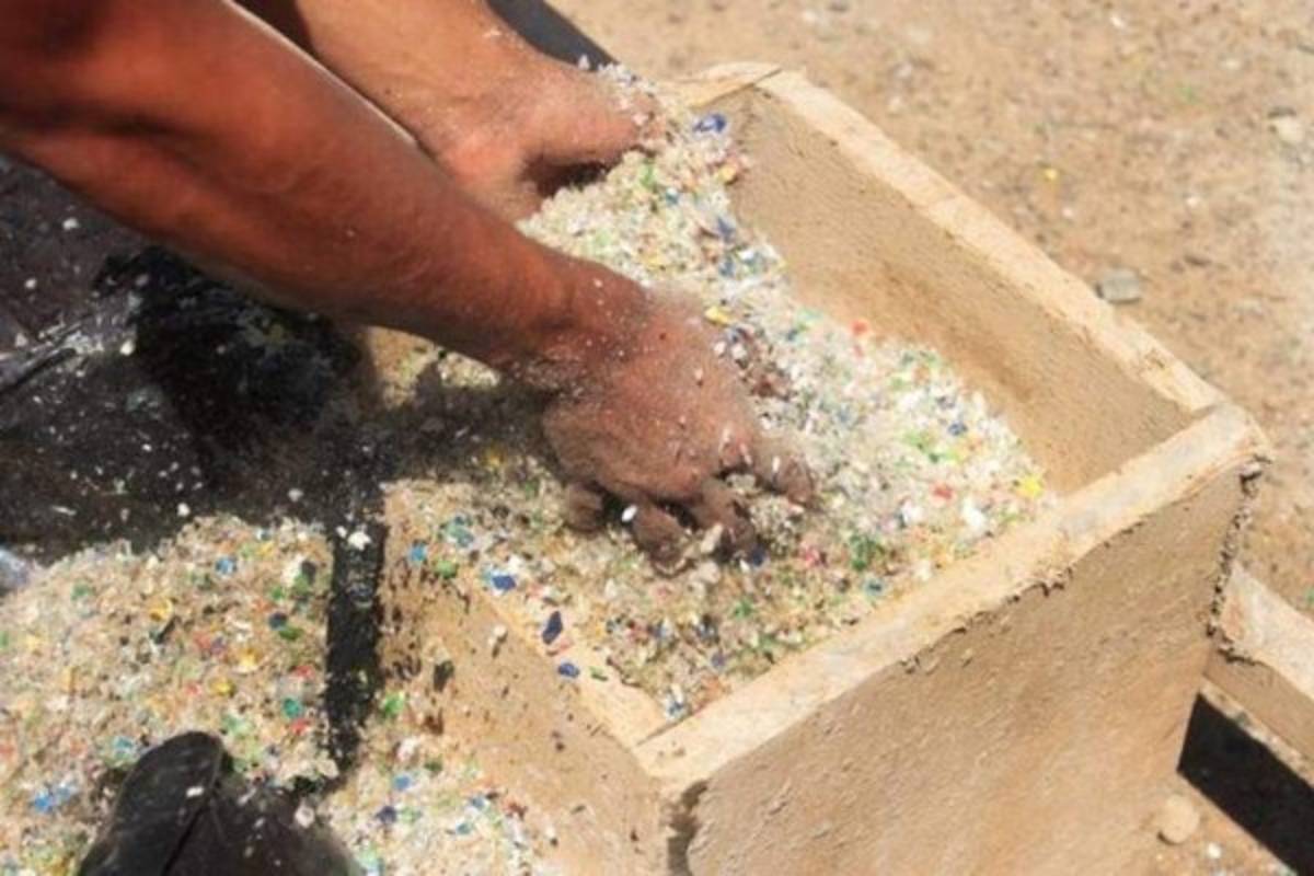 Las botellas, que son la materia prima para elaborar el concreto, se trituran para formar bolas y se lleva a la obra en enormes bolsas negras.