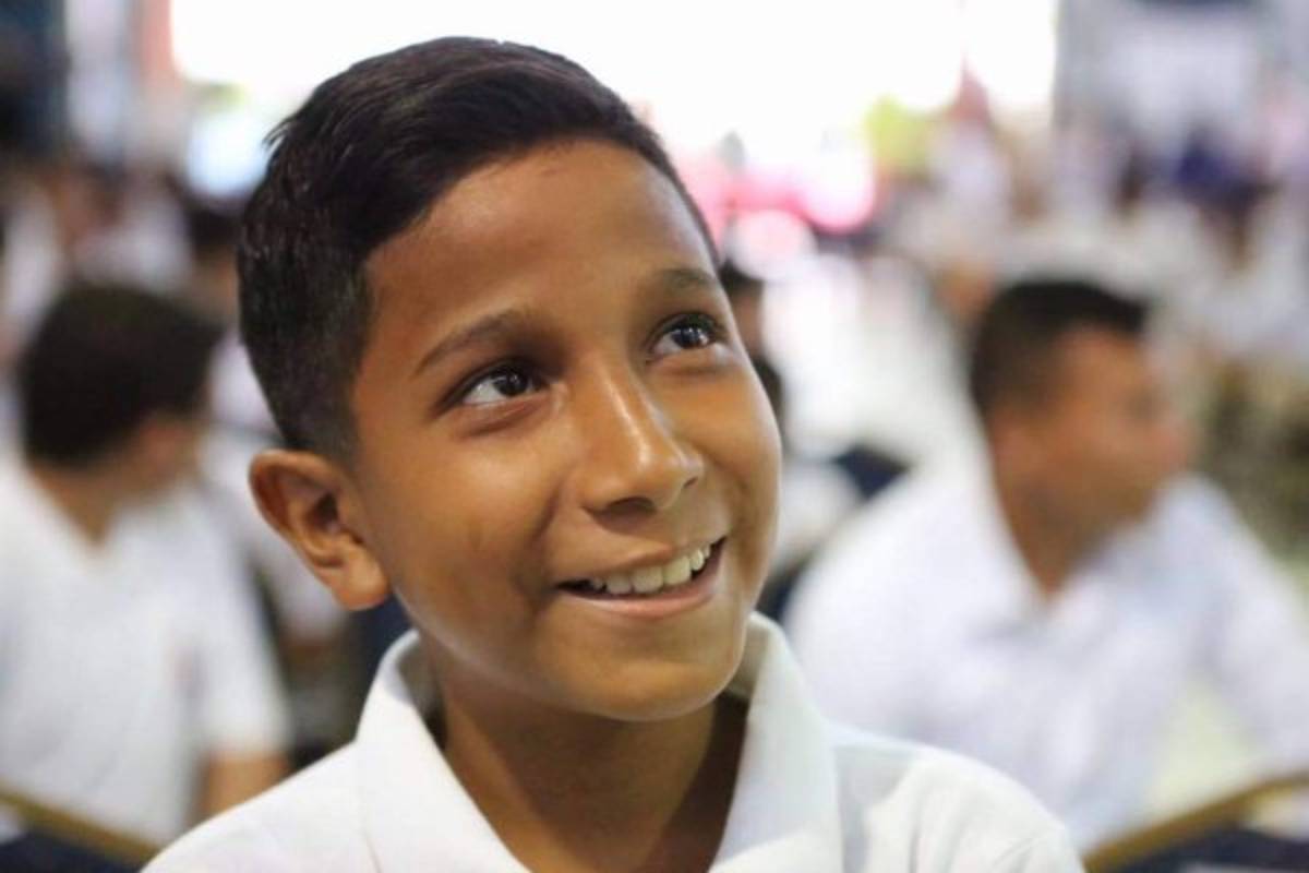 Carlitos, el laborioso alumno carnicero recibe beca: 'Seguiremos haciendo lo nuestro, que es estudiar'