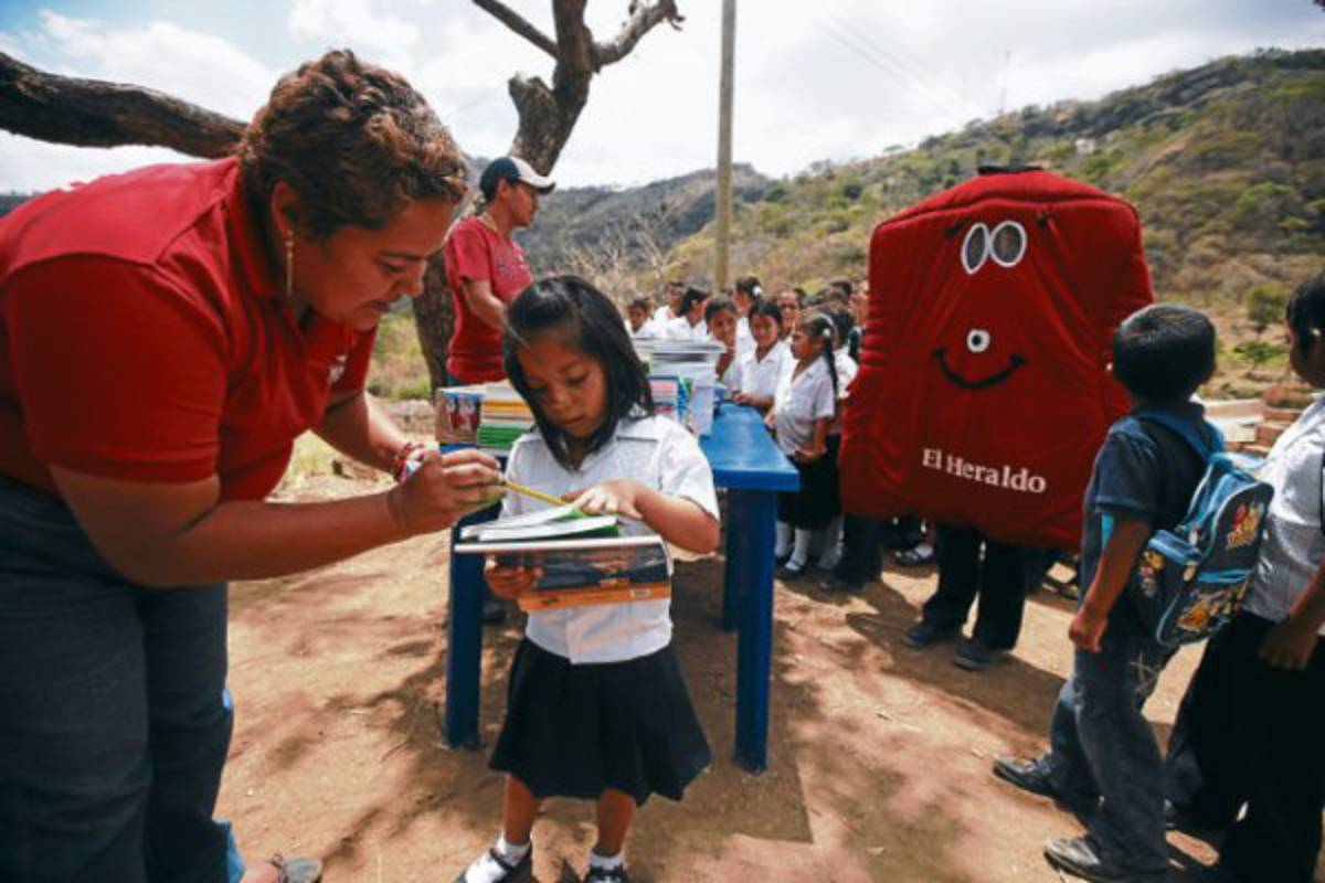 La misión de entregar útiles nos puso a El Común en el camino