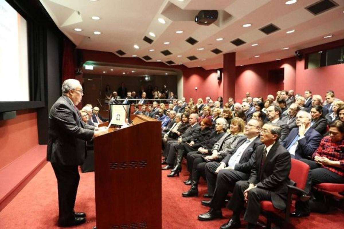 Condecoran con la medalla Canning House al embajador hondureño Iván Romero 