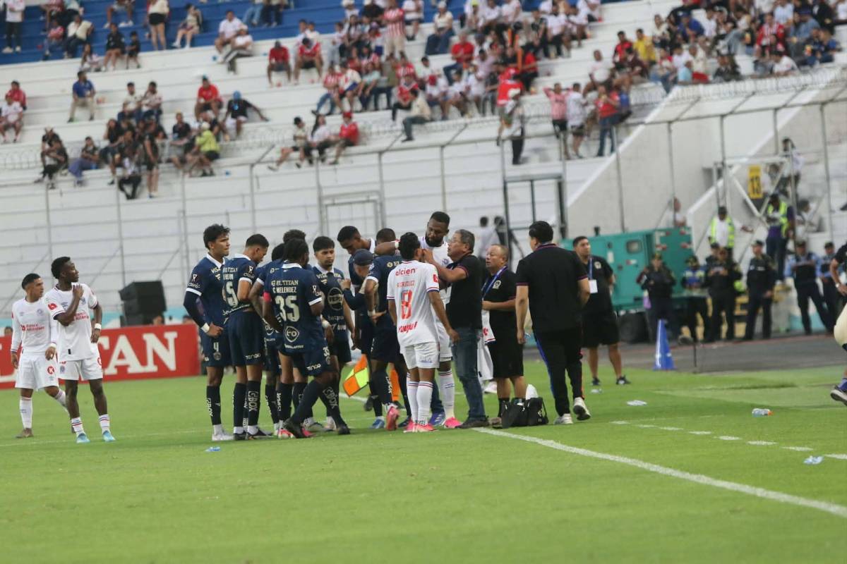 Olimpia humilla a Motagua, jugador sale herido, visita especial y sorprende lo que hicieron los DT