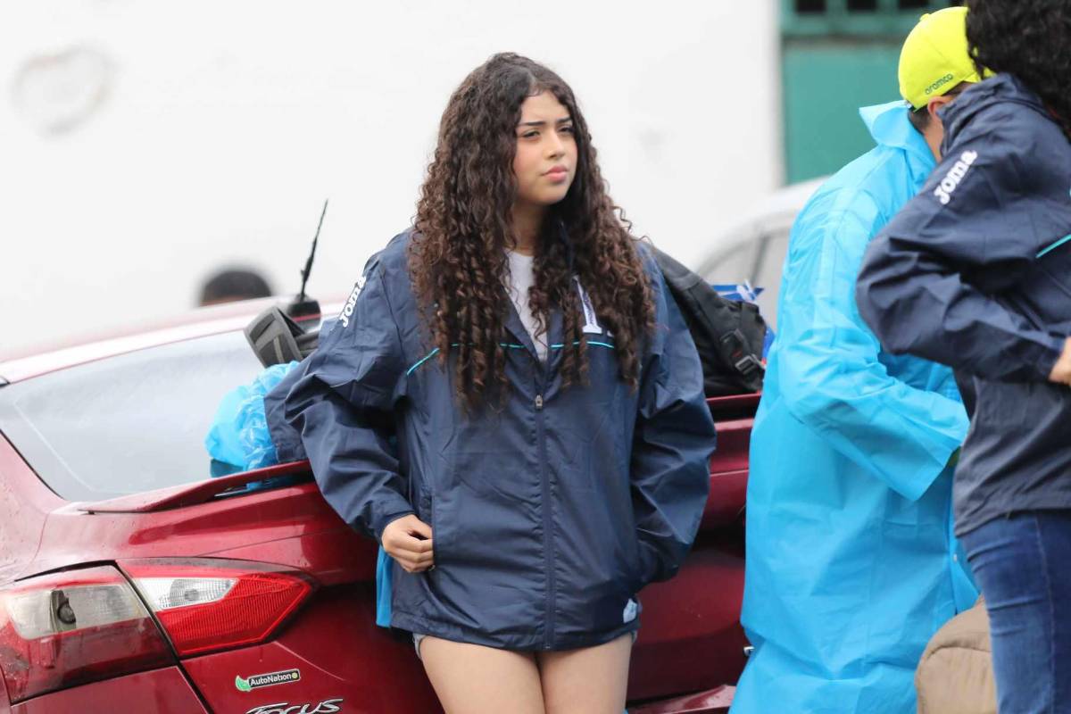 El Nacional se llena de bellas chicas para partido de Honduras ante Antigua y Barbuda