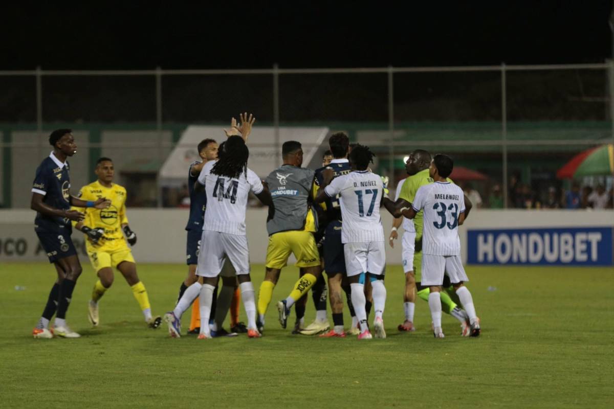 Polémico penal, ayuda del FVS y zafarrancho entre jugadores del Motagua y Génesis