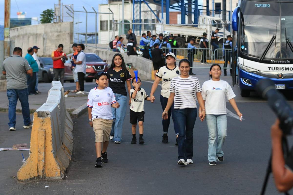Olimpia vs Mixco: Lindas chicas, barra Ultra Fiel deslumbra y el ambiente en duelo de Copa Centroamericana