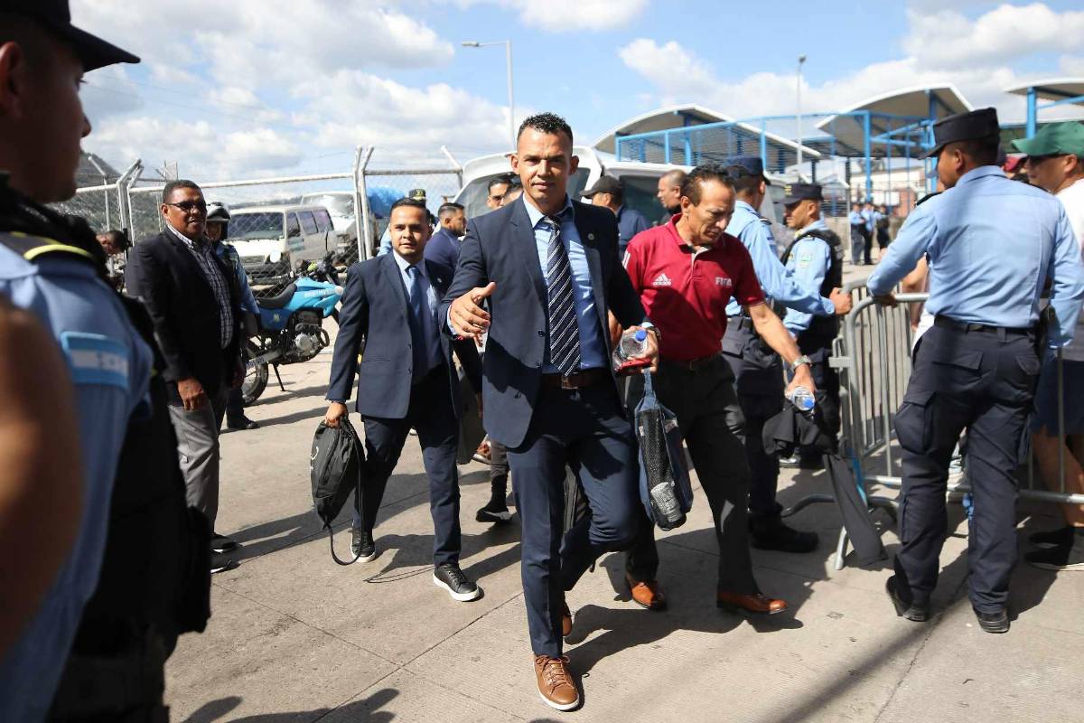 Recibimiento hostil, jugadores llegan de civil y fiesta olimpista previo a final ante Real España