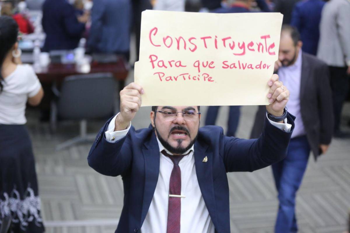 Marco Eliud Girón en medio de alboroto en el Congreso Nacional modeló un claro mensaje que sería la pretención de Libre.