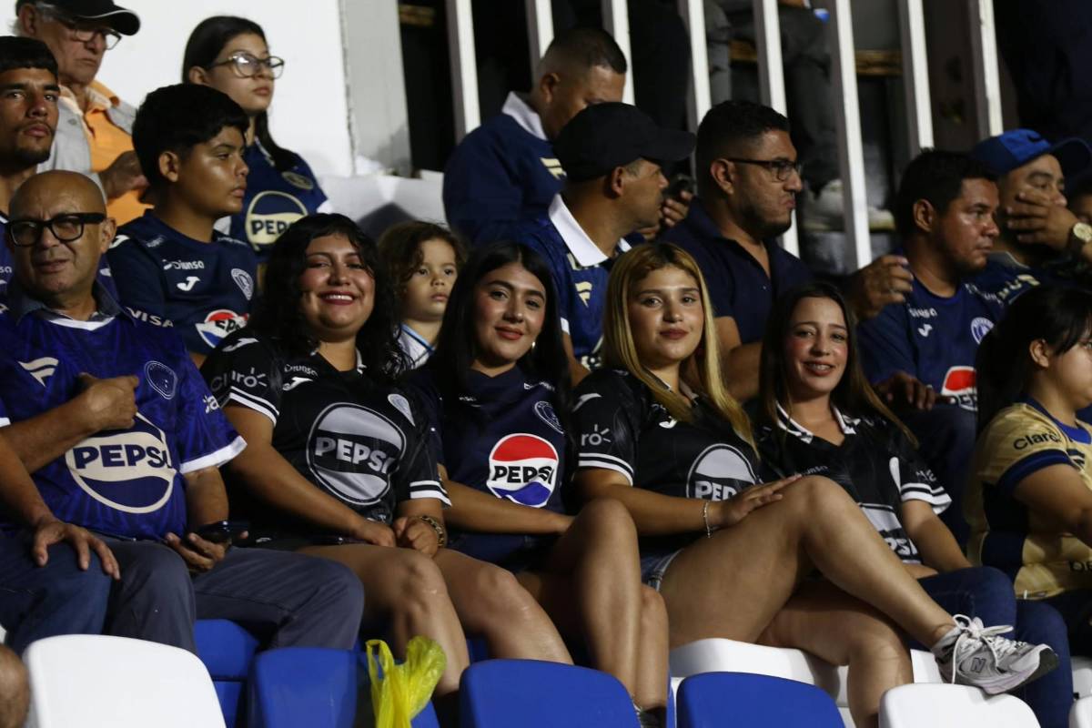 Mamá de jugador de Motagua se roba las miradas y Alajuelense llegó bien representado