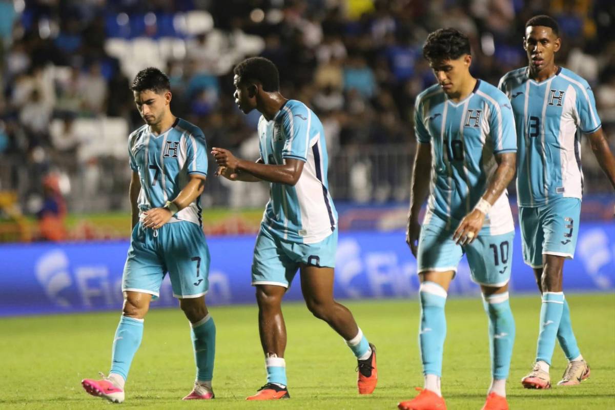 Linda esposa de futbolista captada, héroe de Honduras y charla secreta ante Jamaica en Concacaf