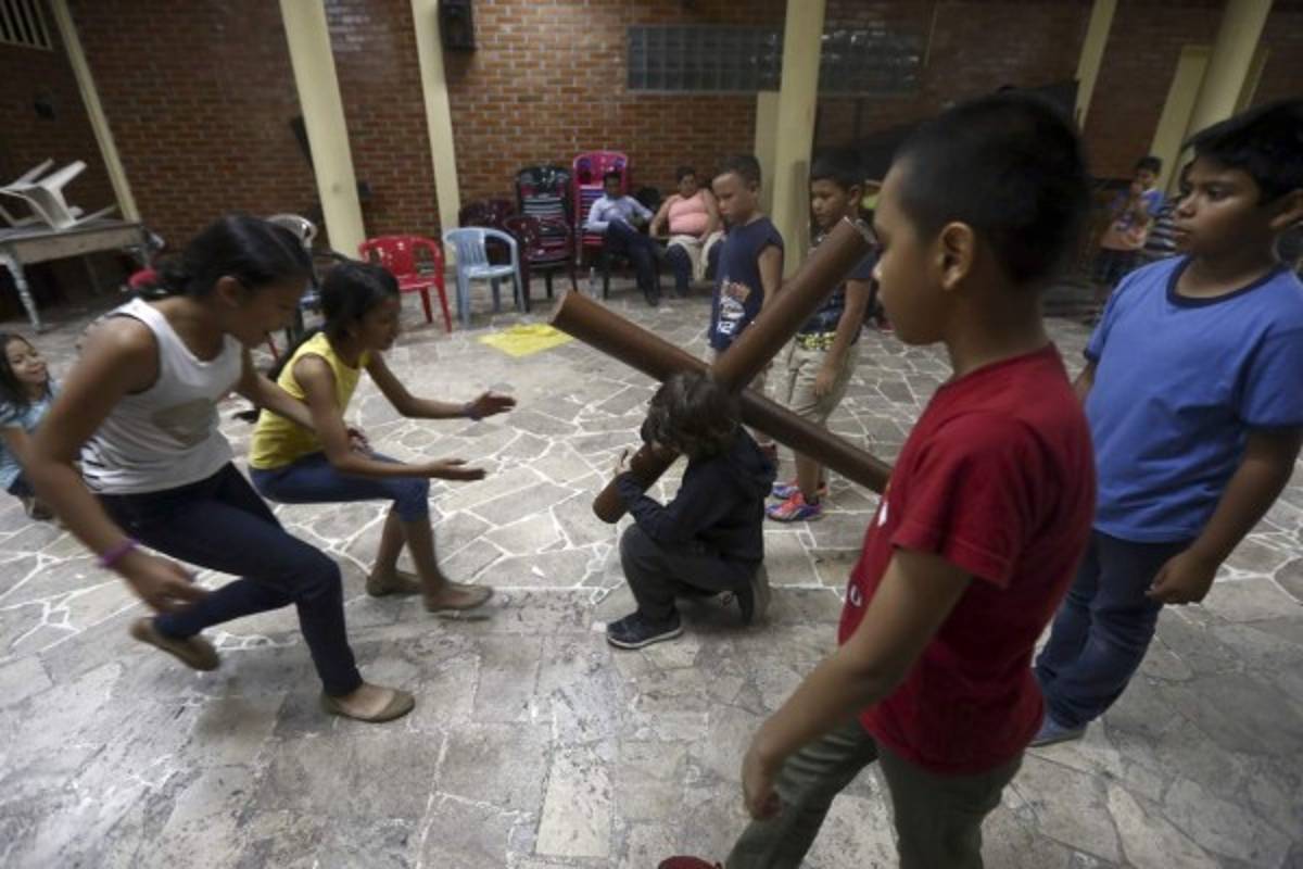 Semana Santa: En su duro camino por el Calvario, el Nazareno tiene rostro infantil