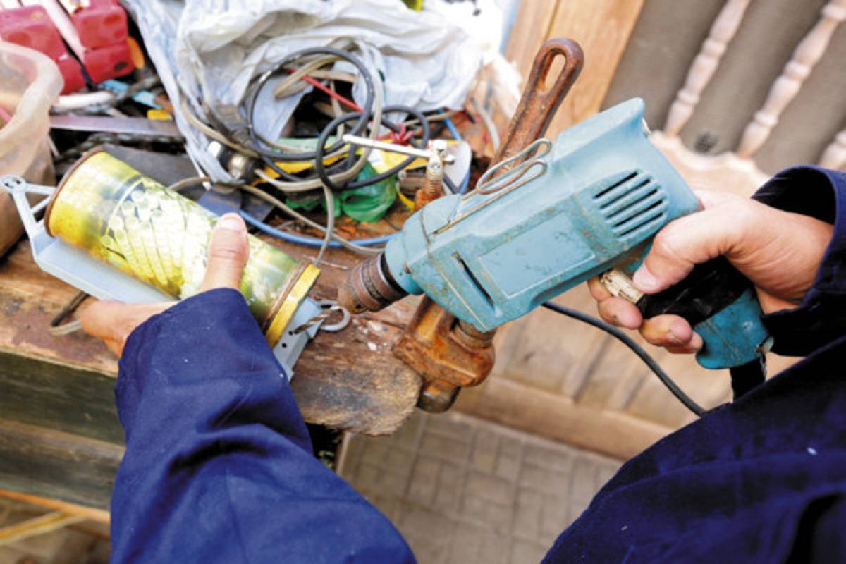 En el taller de 'Tata' le hacen cirugía a los juguetes