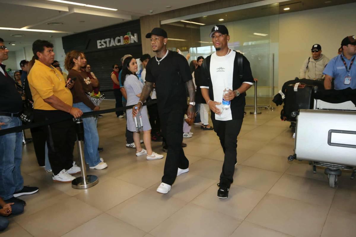 Quioto recibe propuesta y linda chica cautivó en llegada de legionarios a Honduras