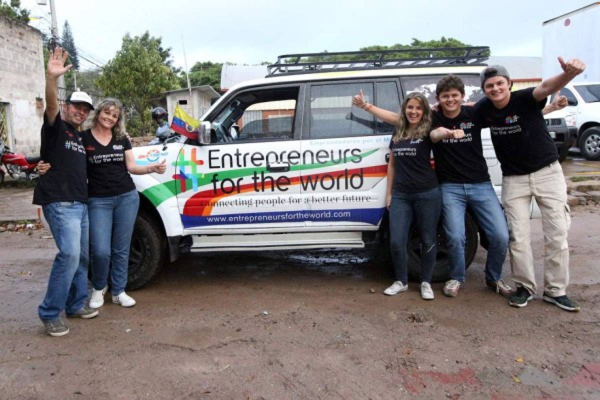 Una camioneta color blanco y plenamente identificada es la acompañante de estos colombianos que pretenden construir un lugar mejor para vivir a través del proyecto Entrepreneurs for the World.