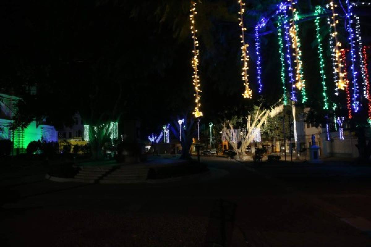 El brillo y el colorido de la Navidad iluminan las plazas de Tegucigalpa