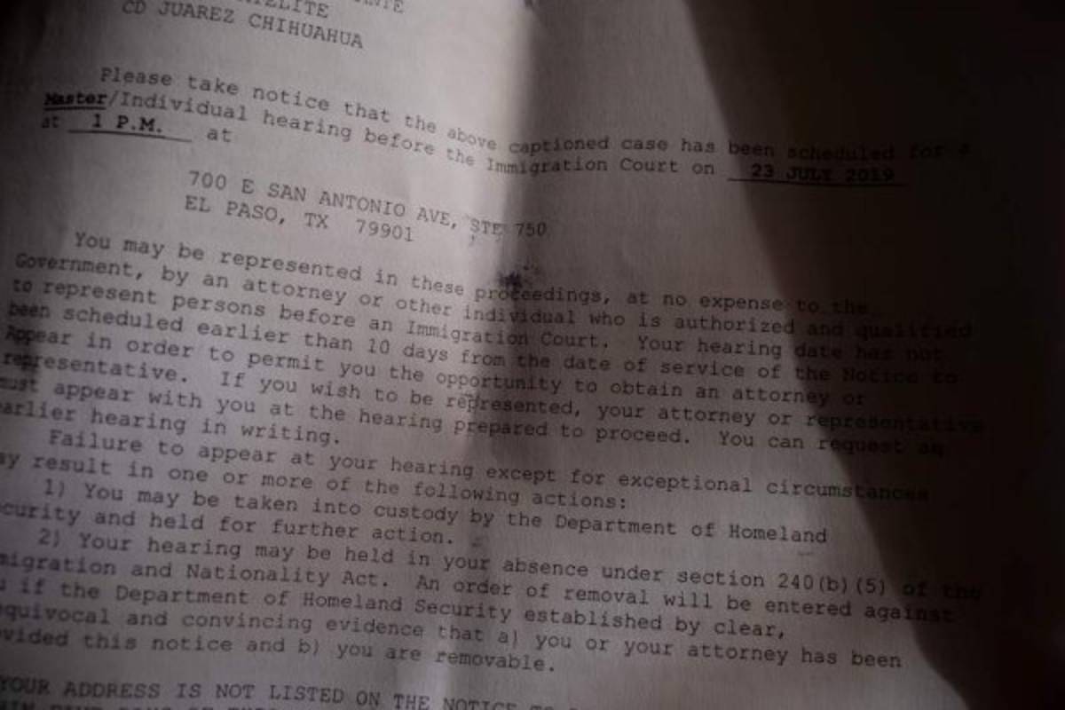 La notificación de la audiencia para la hondureña que lleva varios días separados de su nieta. Foto: Cortesía AFP