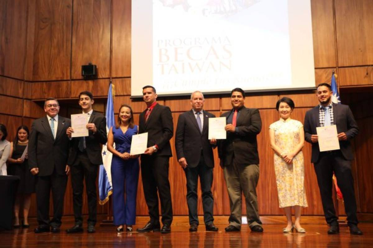 Taiwán entregó becas a jóvenes hondureños