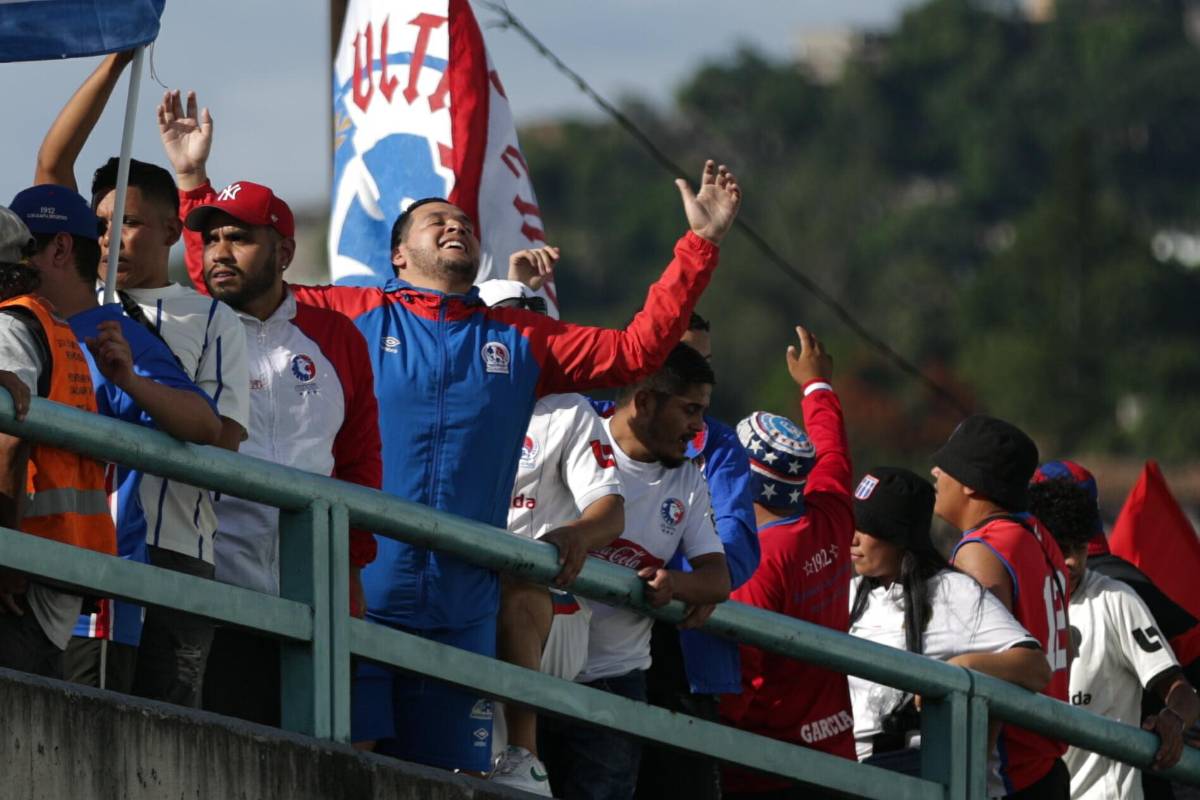 La Ultra Fiel prendió el clásico: bengalas, cánticos y pasión en el Chelato Uclés