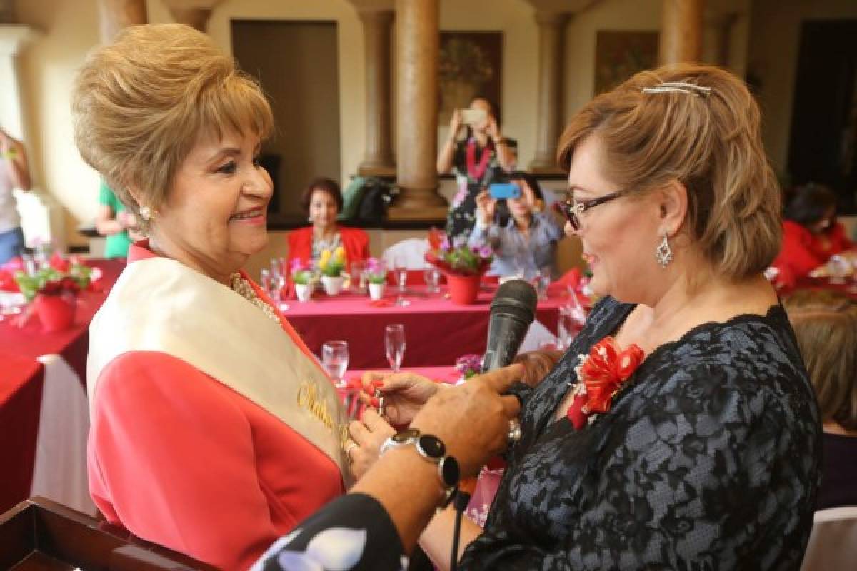 Celebración entre amigas para compartir la dicha de ser mamá.