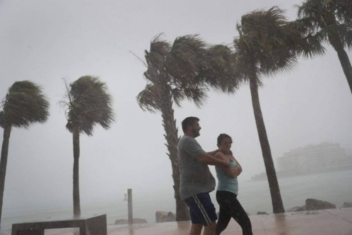 Miami recibe al huracán Irma en un escenario fantasmal