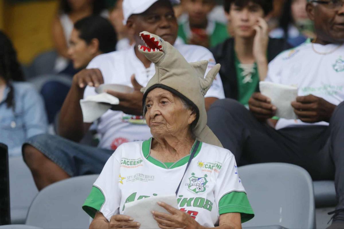 Hermosas chicas, leones y tiburones: gran ambiente para Platense vs Olimpia