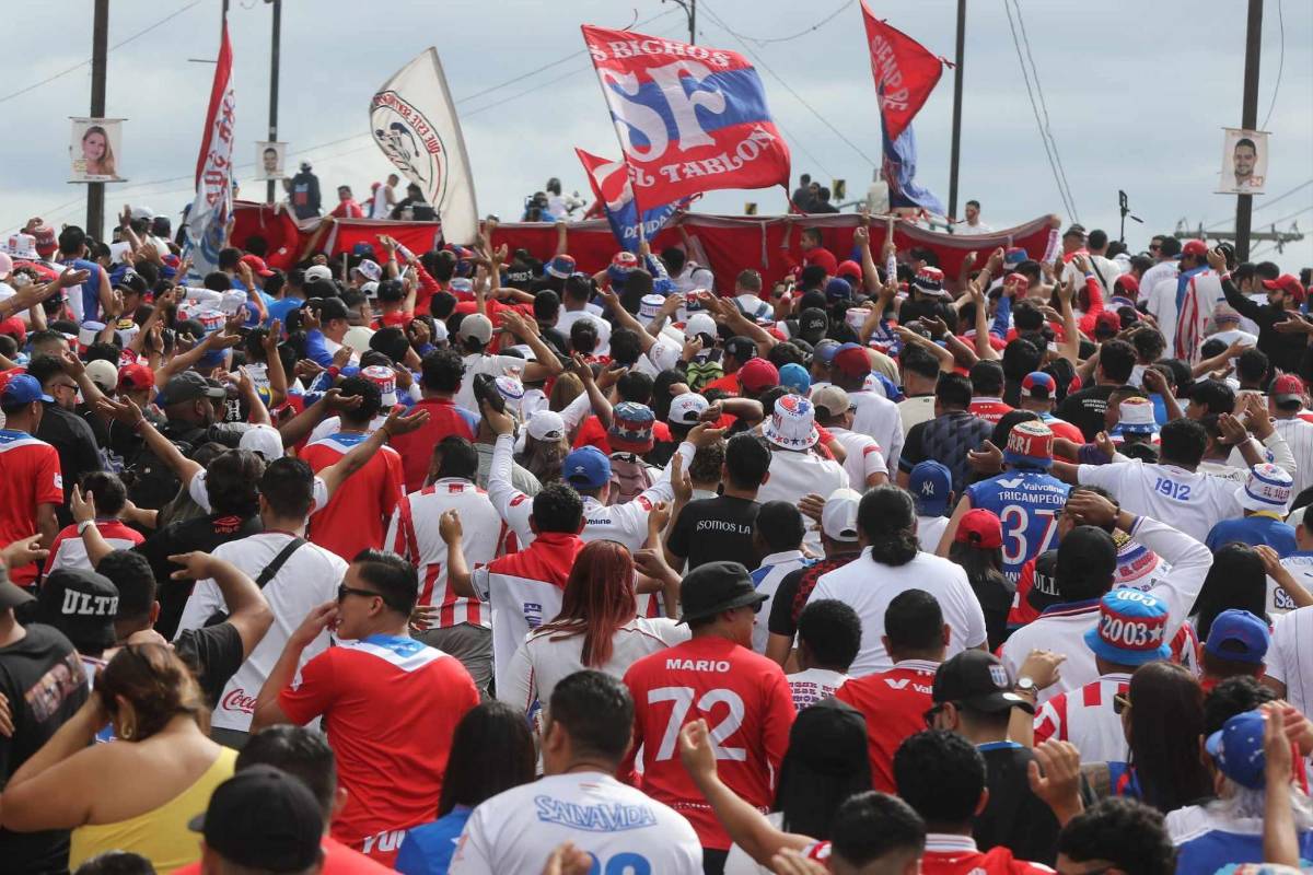 ¡Fiesta total! Así llegaron las barras de Olimpia y Marathón al estadio Nacional