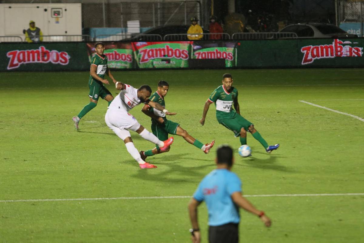 Polémica en Olimpia vs Marathón, jugadores fueron encarados por barras y lindas chicas