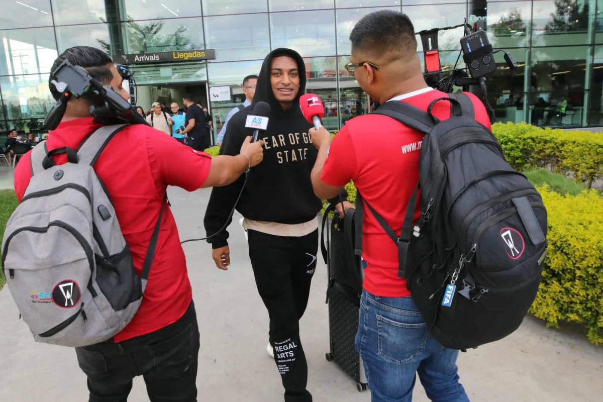 Quioto recibe propuesta y linda chica cautivó en llegada de legionarios a Honduras