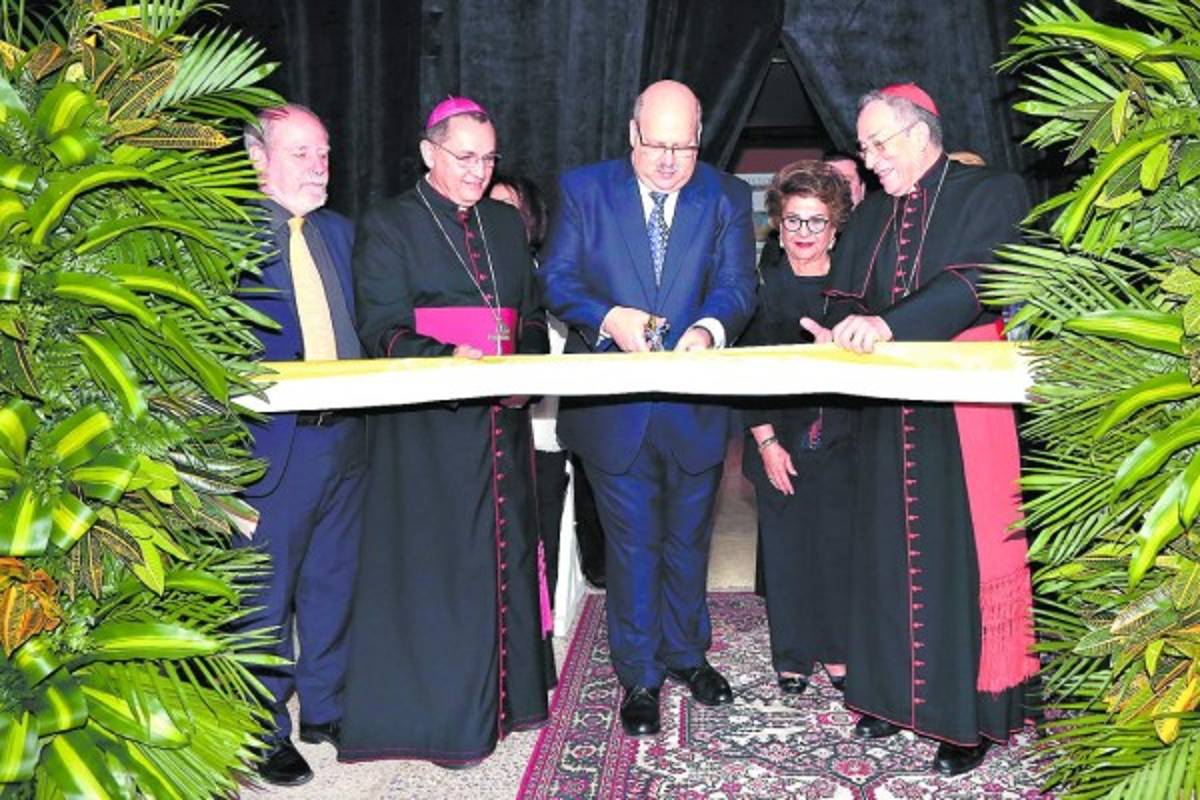 Capitalinos se dejan cobijar por la Sábana Santa