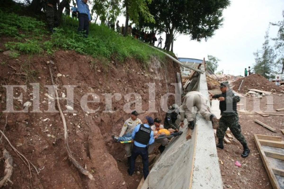 Al menos cinco miembros de los cuerpos de socorro auxiliaron al hondureño. Foto Efraín Salgado